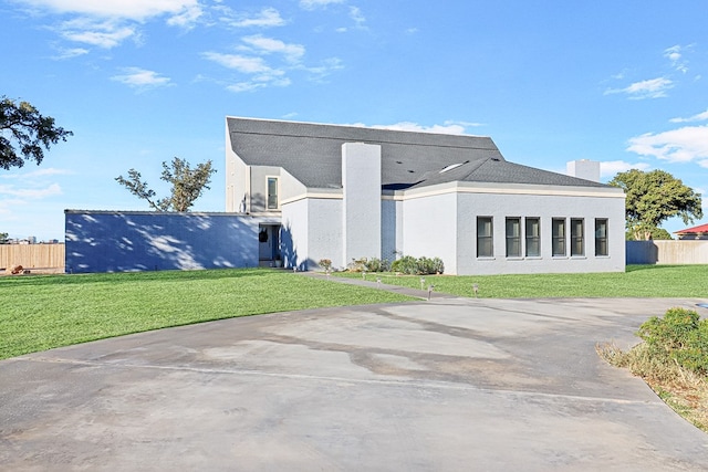 view of front of house with a front lawn