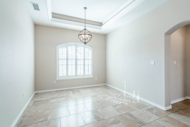 unfurnished room with crown molding, a chandelier, and a tray ceiling