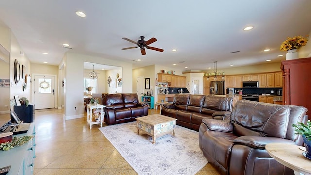 living area featuring ceiling fan, light speckled floor, recessed lighting, and baseboards