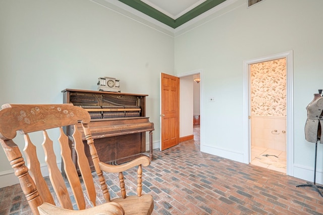 empty room with crown molding