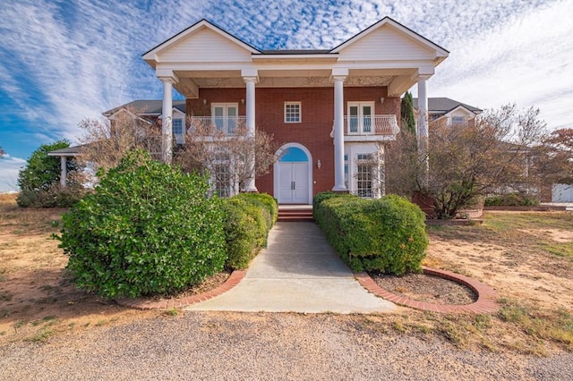 view of front of house with a balcony