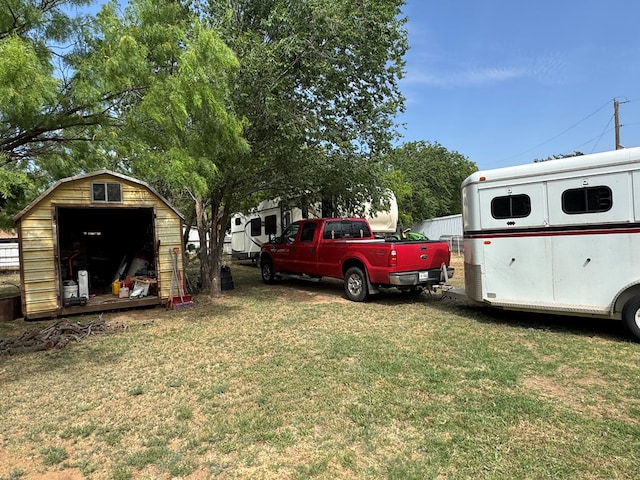 view of yard featuring an outdoor structure and a shed