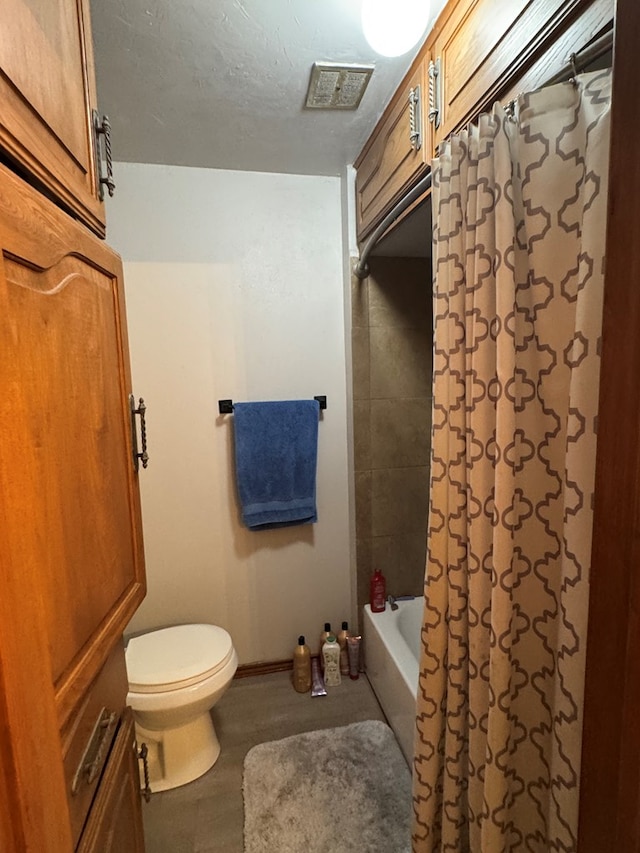 full bathroom with toilet, shower / bath combination with curtain, baseboards, wood finished floors, and visible vents