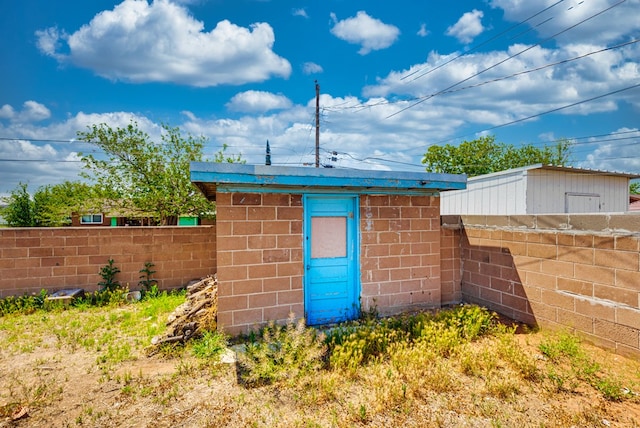 2724 E 11th St, Odessa, TX 79761 - view of outdoor structure featuring an outbuilding and fence