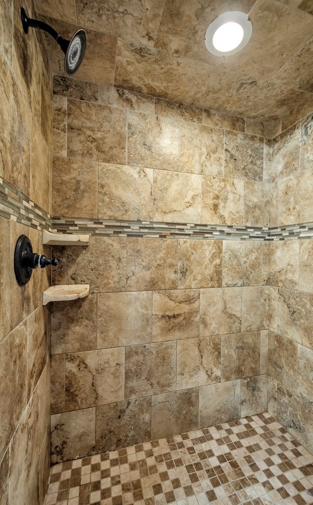 bathroom featuring tiled shower