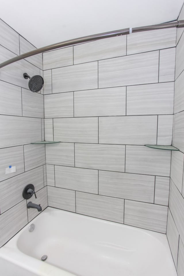 bathroom with tiled shower / bath