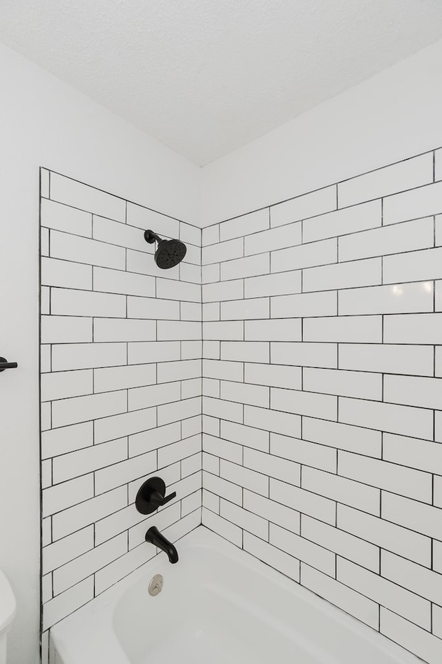 bathroom featuring tiled shower / bath combo