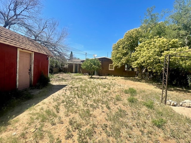 view of yard featuring a storage shed