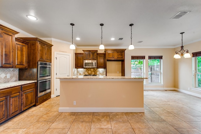 kitchen featuring an inviting chandelier, stainless steel appliances, visible vents, backsplash, and baseboards