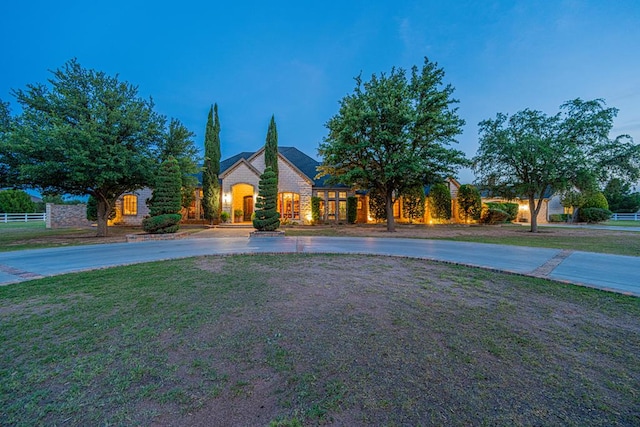 view of front facade featuring curved driveway
