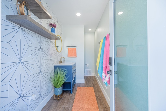 full bathroom featuring recessed lighting, wood finished floors, vanity, visible vents, and baseboards