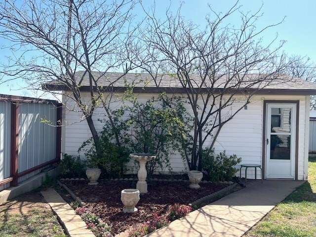 3702 Dalton Dr, Snyder, TX 79549 - exterior space