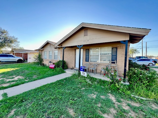 view of front of home featuring a porch and a front yard