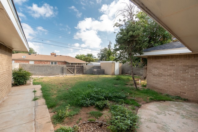 view of yard featuring a shed