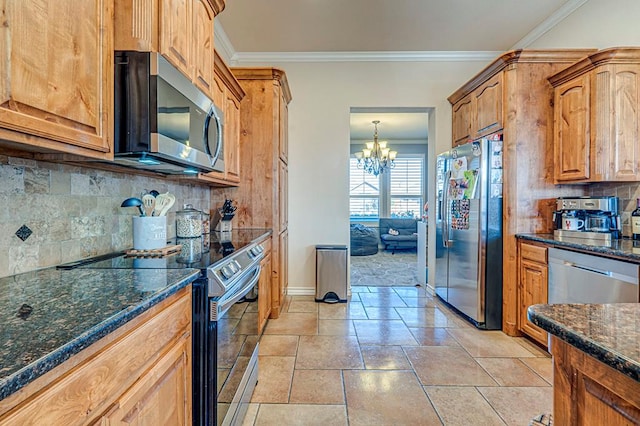 kitchen with stainless steel appliances, a notable chandelier, crown molding, and decorative backsplash