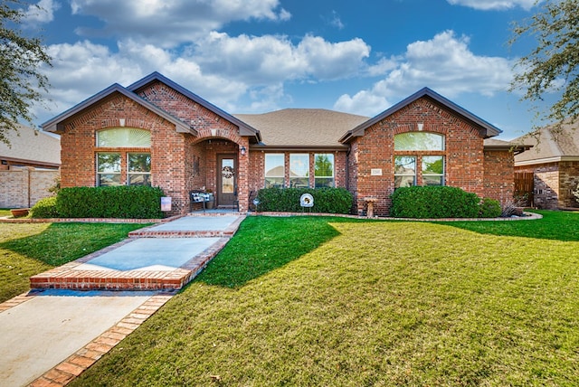 view of front of home featuring a front lawn