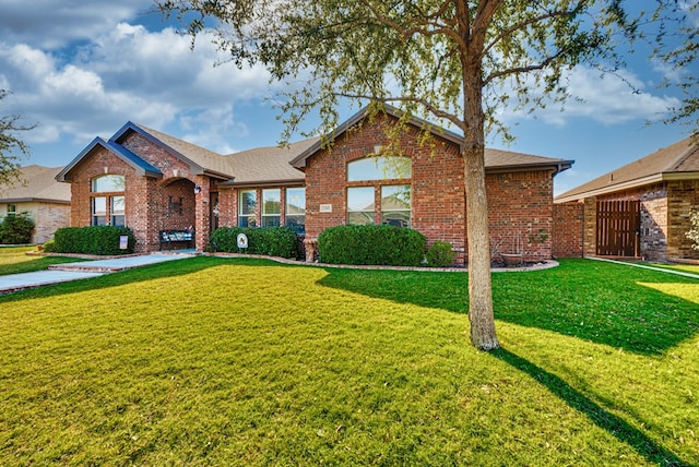 view of front of property with a front yard