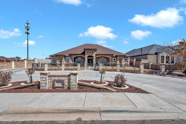 view of front of house with driveway and a fenced front yard