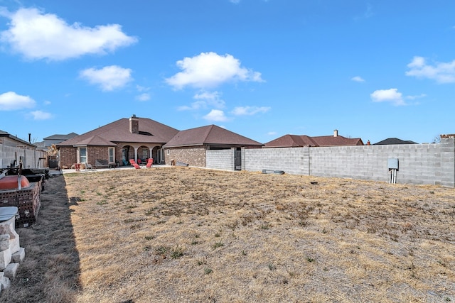 view of front of property featuring a fenced backyard
