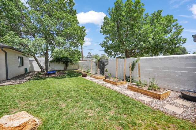 1604 Bedford Dr, Midland, TX 79701 - view of yard with a garden