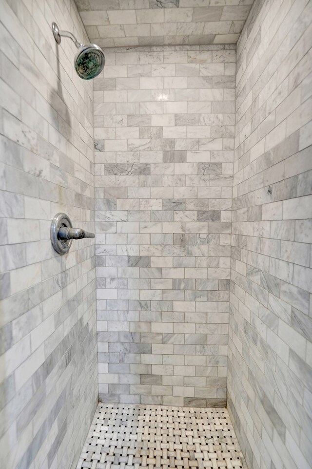 1604 Bedford Dr, Midland, TX 79701 - bathroom featuring a tile shower