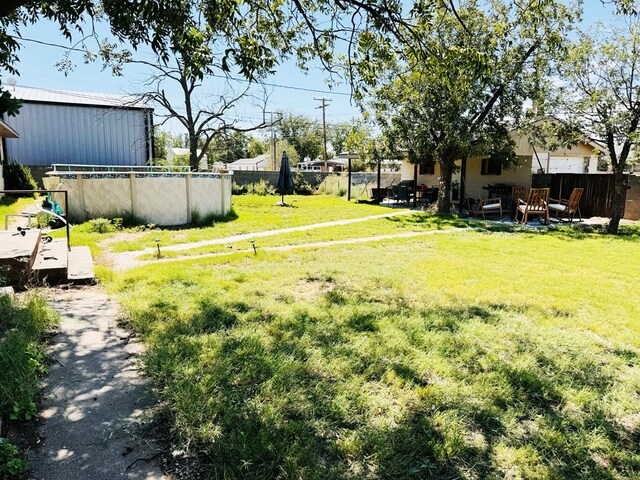 view of yard featuring a fenced in pool