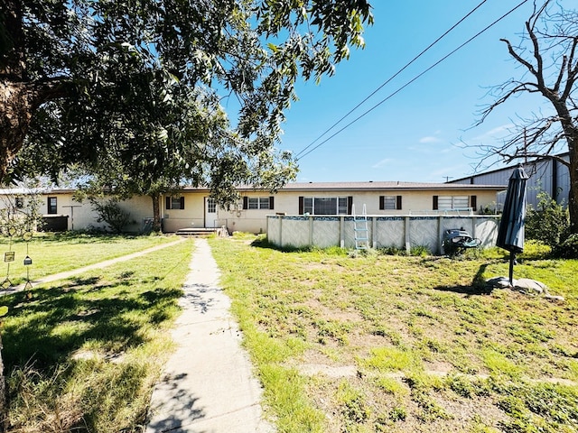 view of front facade featuring a front yard