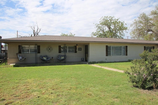 ranch-style house featuring a front yard