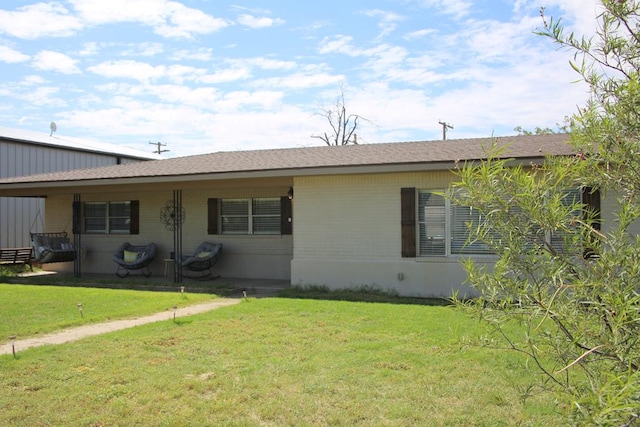 single story home with a front lawn