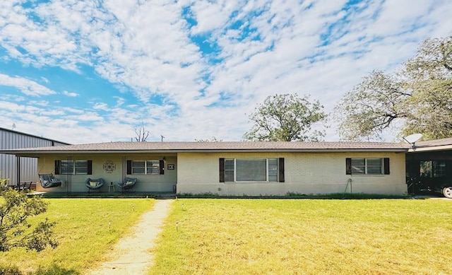 view of front of property featuring a front yard