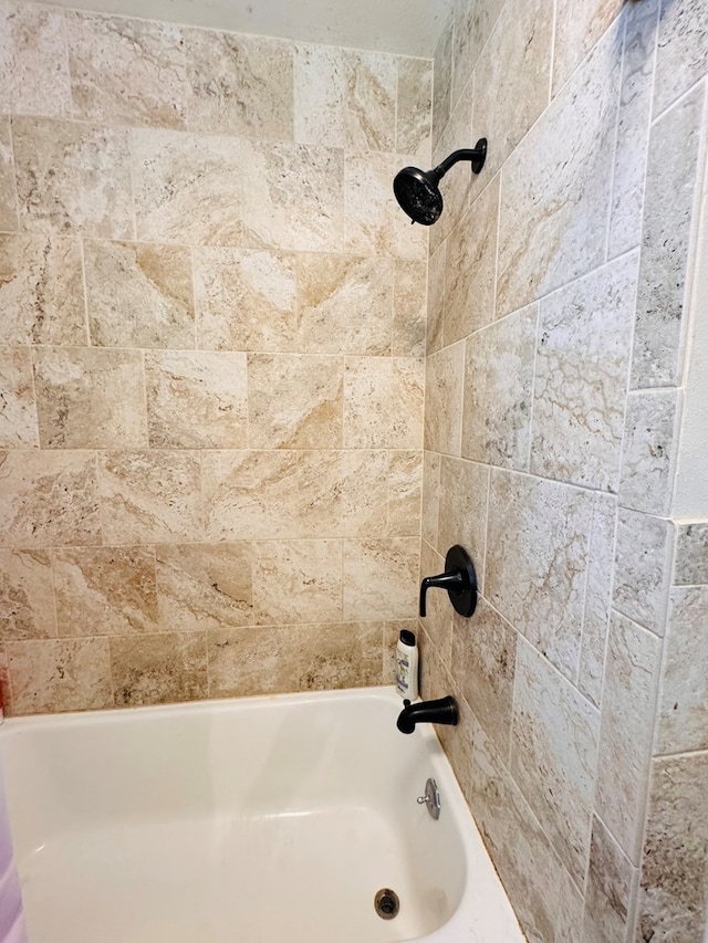 bathroom with tiled shower / bath combo