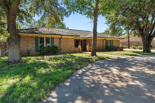 single story home featuring a front lawn