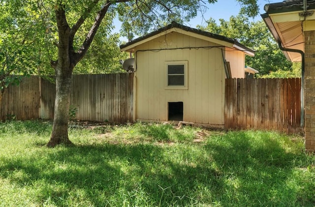 view of outdoor structure featuring a yard