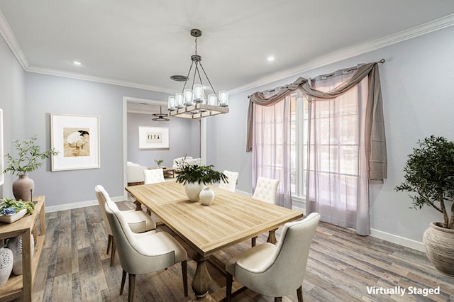 dining space with baseboards, recessed lighting, wood finished floors, and crown molding