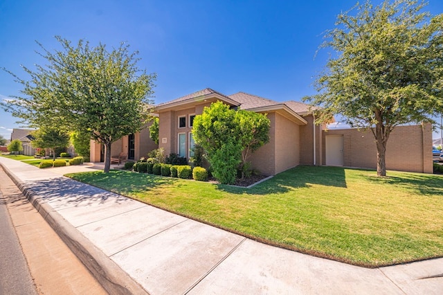 view of front of house featuring a front lawn