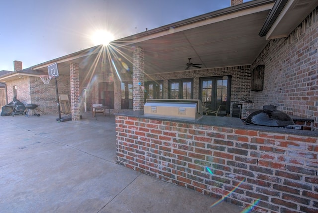 view of patio featuring ceiling fan, an outdoor kitchen, and area for grilling