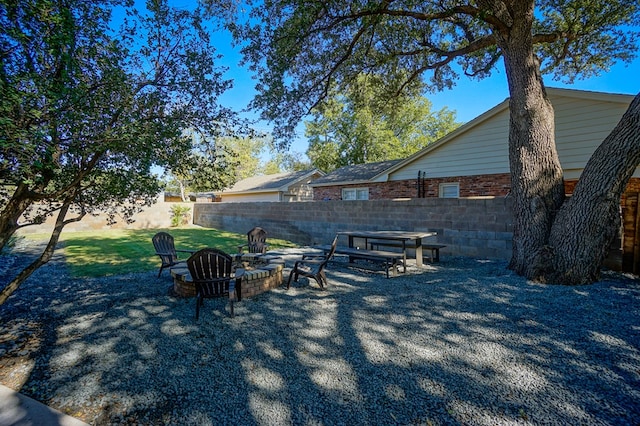 view of yard featuring a fire pit