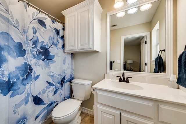 5913 Prairie Rdg, Midland, TX 79707 - full bathroom with curtained shower, visible vents, toilet, vanity, and baseboards