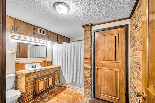 1510 W School St, Stanton, TX 79782 - full bathroom featuring toilet, vanity, a textured ceiling, and curtained shower