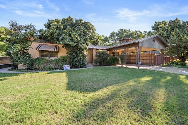 view of front of house featuring a carport and a front yard