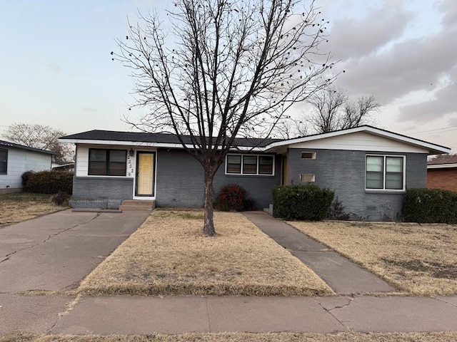 single story home with a front lawn