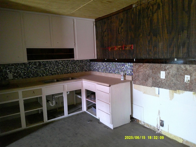 1104 S Monticello St, Big Spring, TX 79720 - kitchen featuring backsplash and a desk