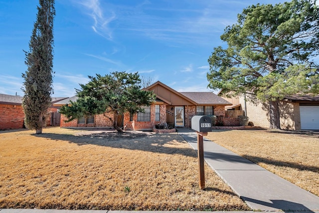 single story home with a front lawn