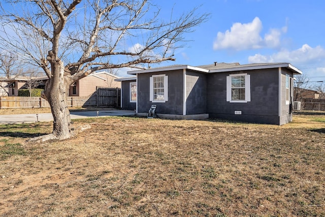 ranch-style house featuring a front lawn