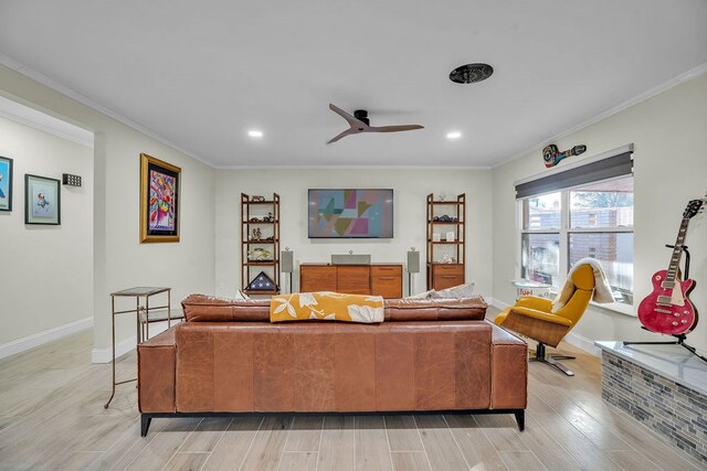 living area featuring light wood-style flooring, recessed lighting, crown molding, baseboards, and ceiling fan