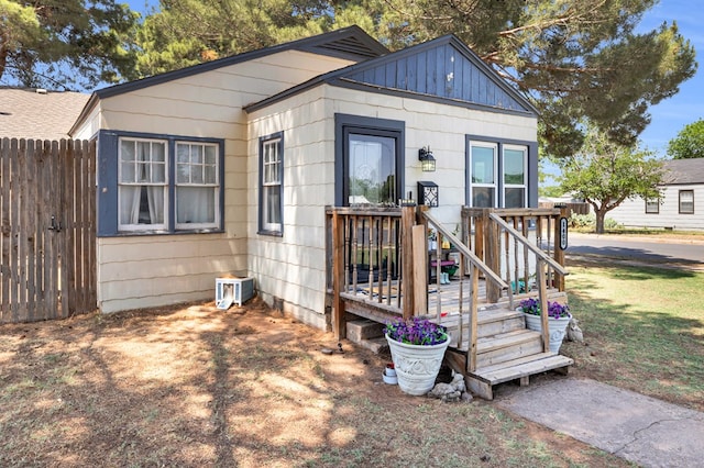 1400 W Tennessee Ave, Midland, TX 79701 - view of front of house featuring board and batten siding
