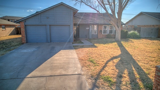 view of front of home featuring a front yard