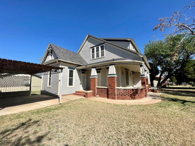 view of front of house with covered porch and a front lawn