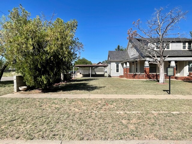 view of front of house featuring a front yard and a carport