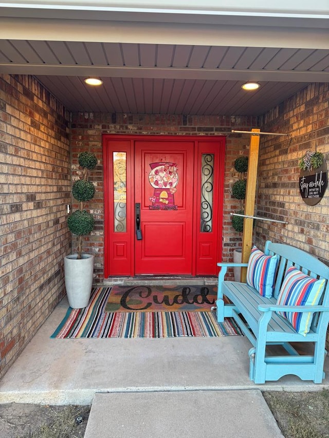 entrance to property featuring covered porch